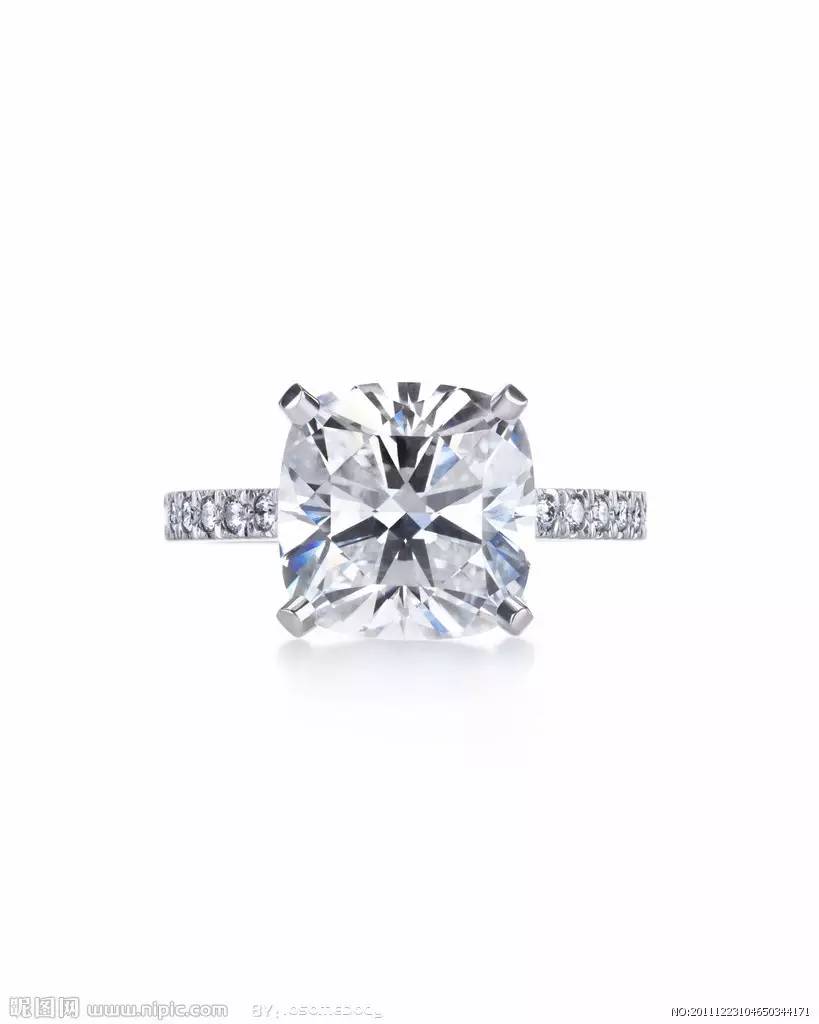 看钻戒瑕疵,四爪镶嵌钻戒介绍