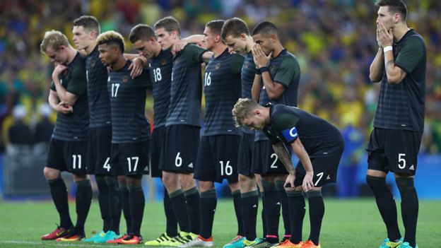 内马尔助巴西晋级8强,内马尔助巴黎红牛夺冠