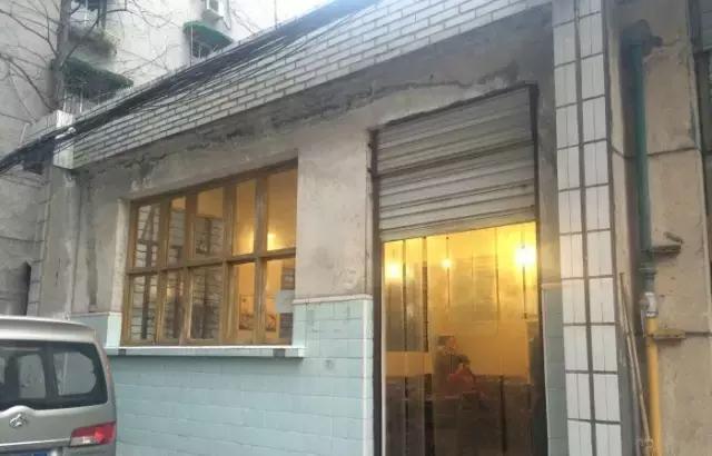 招牌都没有！开在厕所边！5家脏乱差的“黑店”门口却有一排豪车