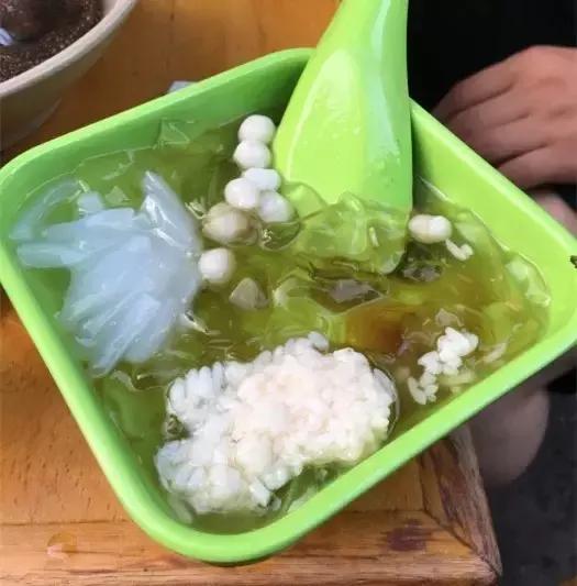 招牌都没有！开在厕所边！5家脏乱差的“黑店”门口却有一排豪车