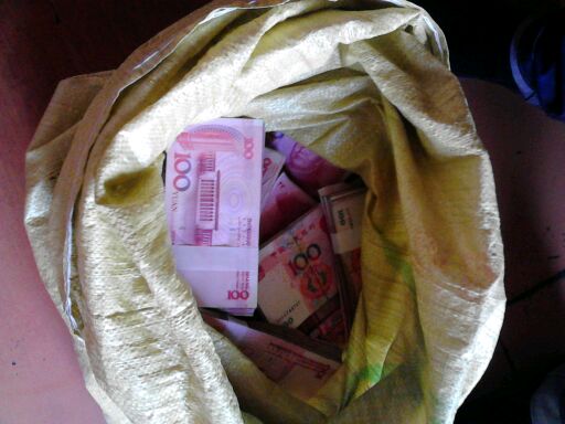 女子腰间的奇怪印迹！诡事的开始居然是丈夫突然带回一麻袋钱