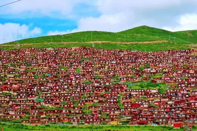 色达红色房子在哪,色达震撼的红房子