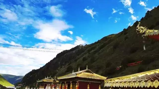 色达红色房子在哪,色达震撼的红房子