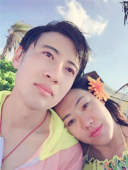 三亚旅行结婚纪念日,小两口结婚纪念日在家过二人世界