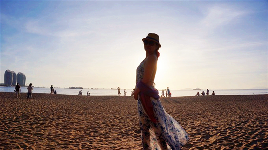 三亚旅行结婚纪念日,小两口结婚纪念日在家过二人世界