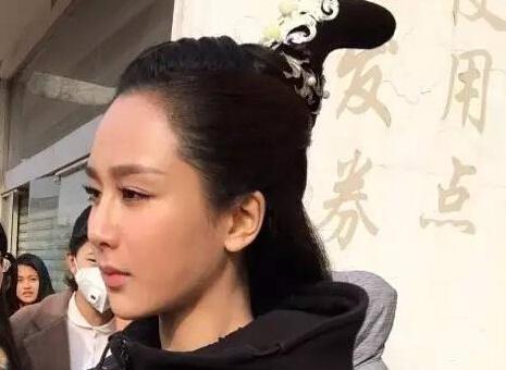 整容后的杨紫一脸僵硬惊悚25岁显老像30岁