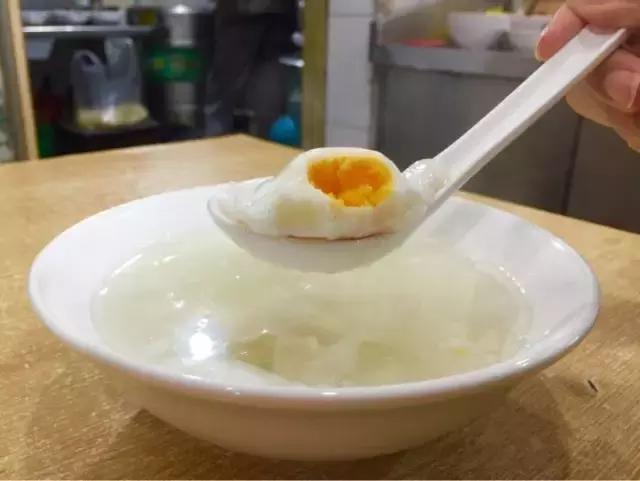 招牌都没有！开在厕所边！5家脏乱差的“黑店”门口却有一排豪车