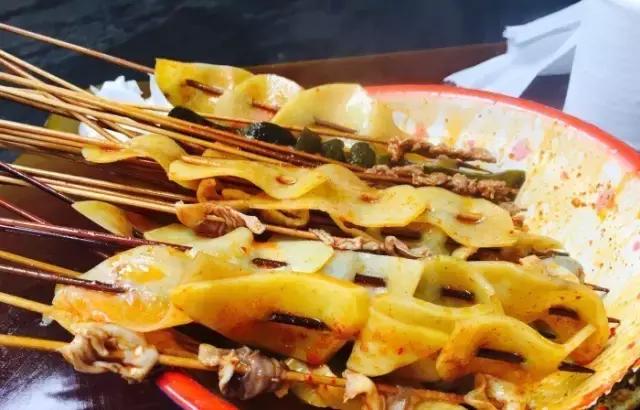 招牌都没有！开在厕所边！5家脏乱差的“黑店”门口却有一排豪车