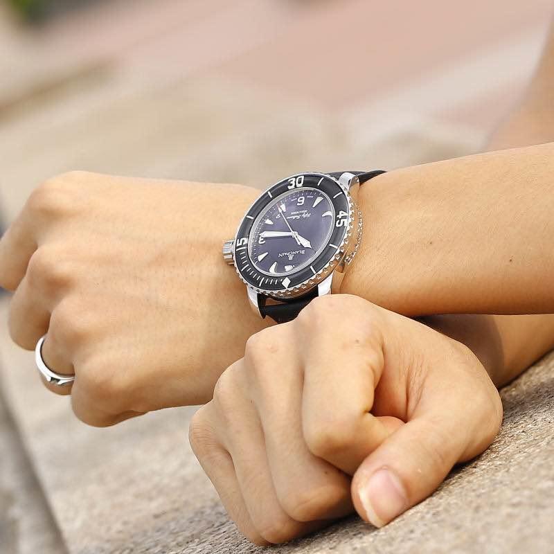 男人最好的名片是自己身边的女人,男人手腕戴的玉腕牌