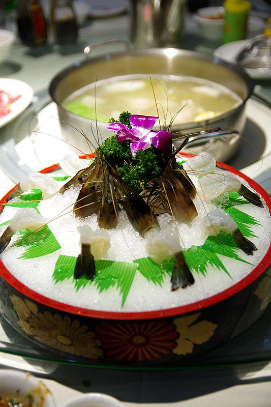 多变揽鲜又出新招:海鲜火锅霸王锅后这次出个五层塔!