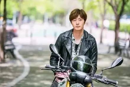 丁一宇安宰贤谁帅,一个单眼皮丑女生