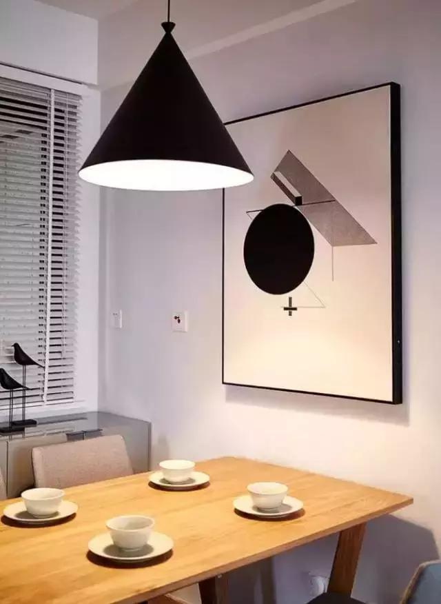 妻子非要这实木餐桌,要不然生活少了韵味!