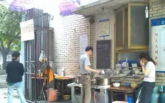 招牌都没有！开在厕所边！5家脏乱差的“黑店”门口却有一排豪车