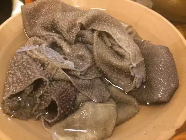 招牌都没有！开在厕所边！5家脏乱差的“黑店”门口却有一排豪车