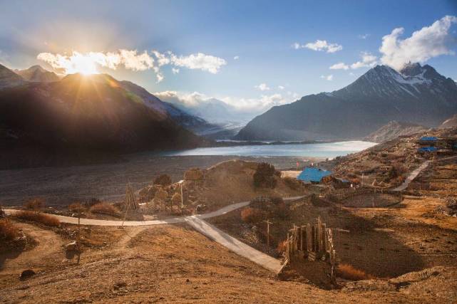 这座古村被雪山层层包围是冰川里的世外桃源