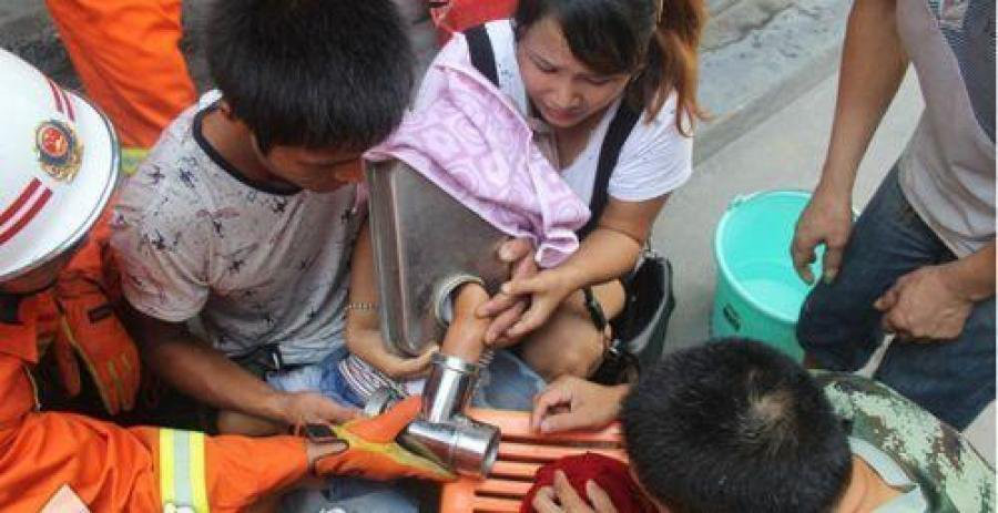 2岁男童拇指被绞断家长切勿大意,新疆8岁男孩干活手臂被绞断