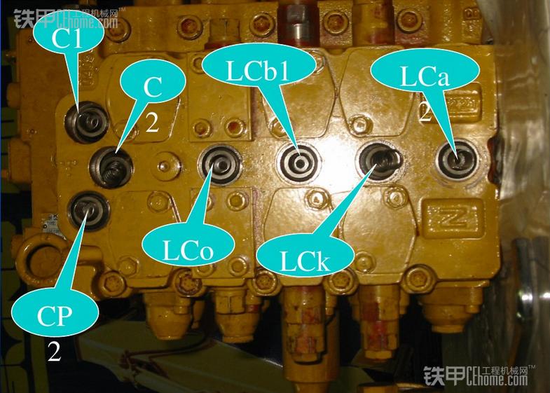 现代225挖掘机掉臂是什么原因,挖掘机掉履带怎么解决