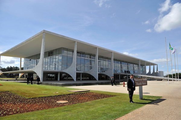 走进神秘的巴西总统府，黑衣警卫寸步不离