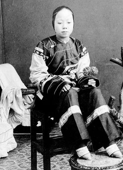 中国古代妇女缠足是什么意思,古代女性缠足是怎么来的