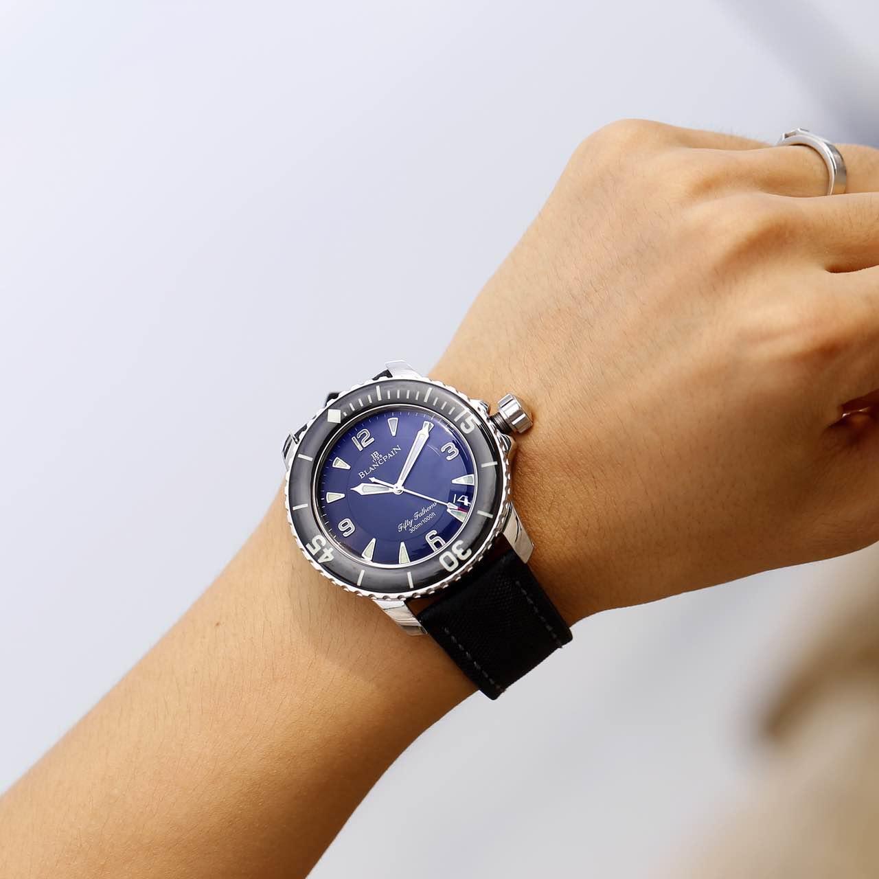 男人最好的名片是自己身边的女人,男人手腕戴的玉腕牌