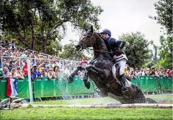 属于LACOSTE的竞技场，“法国*旗国**色”鞋履献奥运！
