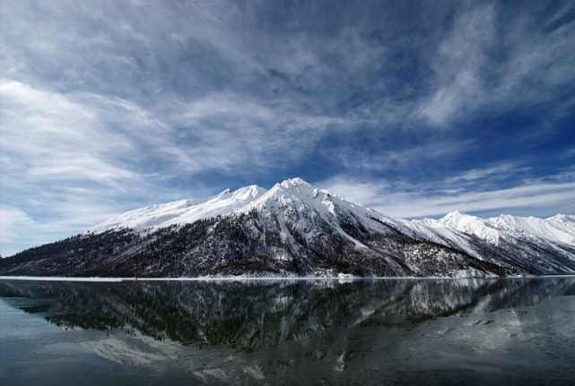 这座古村被雪山层层包围是冰川里的世外桃源