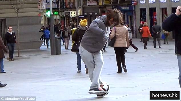 c罗在街上和小孩儿玩儿球,c罗扮流浪汉在大街上踢足球