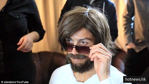 c罗在街上和小孩儿玩儿球,c罗扮流浪汉在大街上踢足球