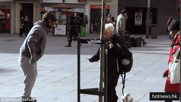 c罗在街上和小孩儿玩儿球,c罗扮流浪汉在大街上踢足球