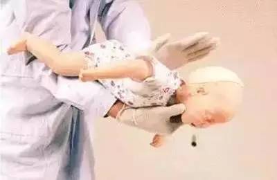 食物残渣卡喉咙怎么办,食物卡到喉咙里怎么办