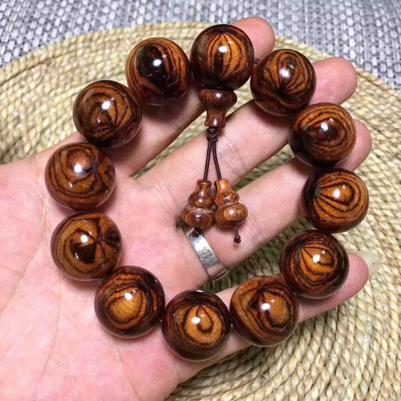 亿万富翁在佛珠断了的时刻,幡然醒悟!