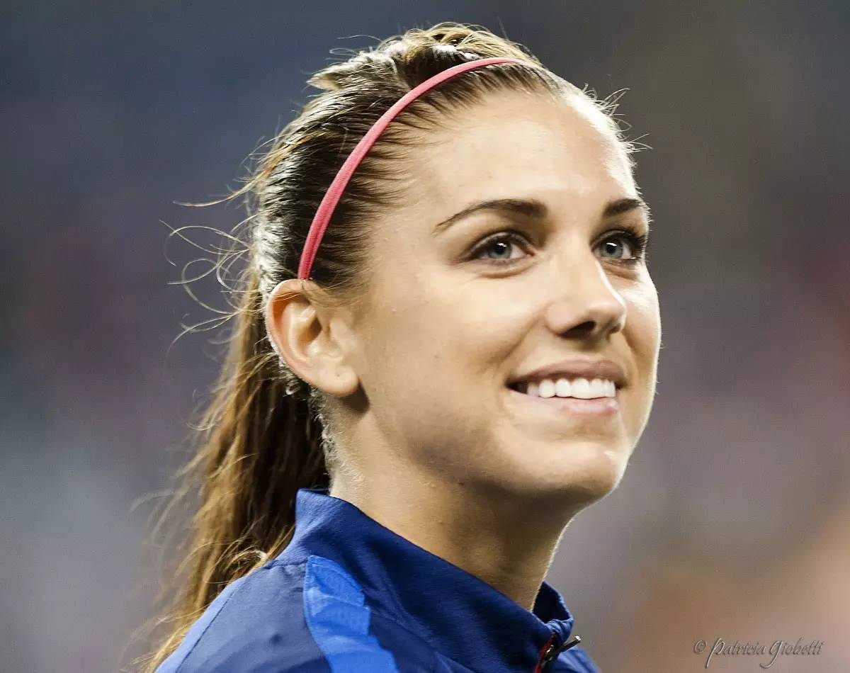 听说~~~~足球场和女神很配哦