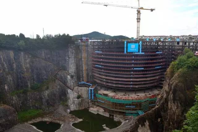 上海的深坑酒店建造过程,世界十大奇迹建筑上海深坑酒店