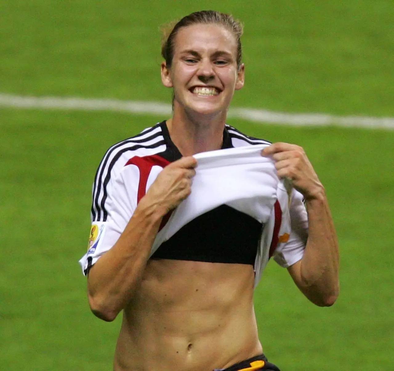 听说~~~~足球场和女神很配哦