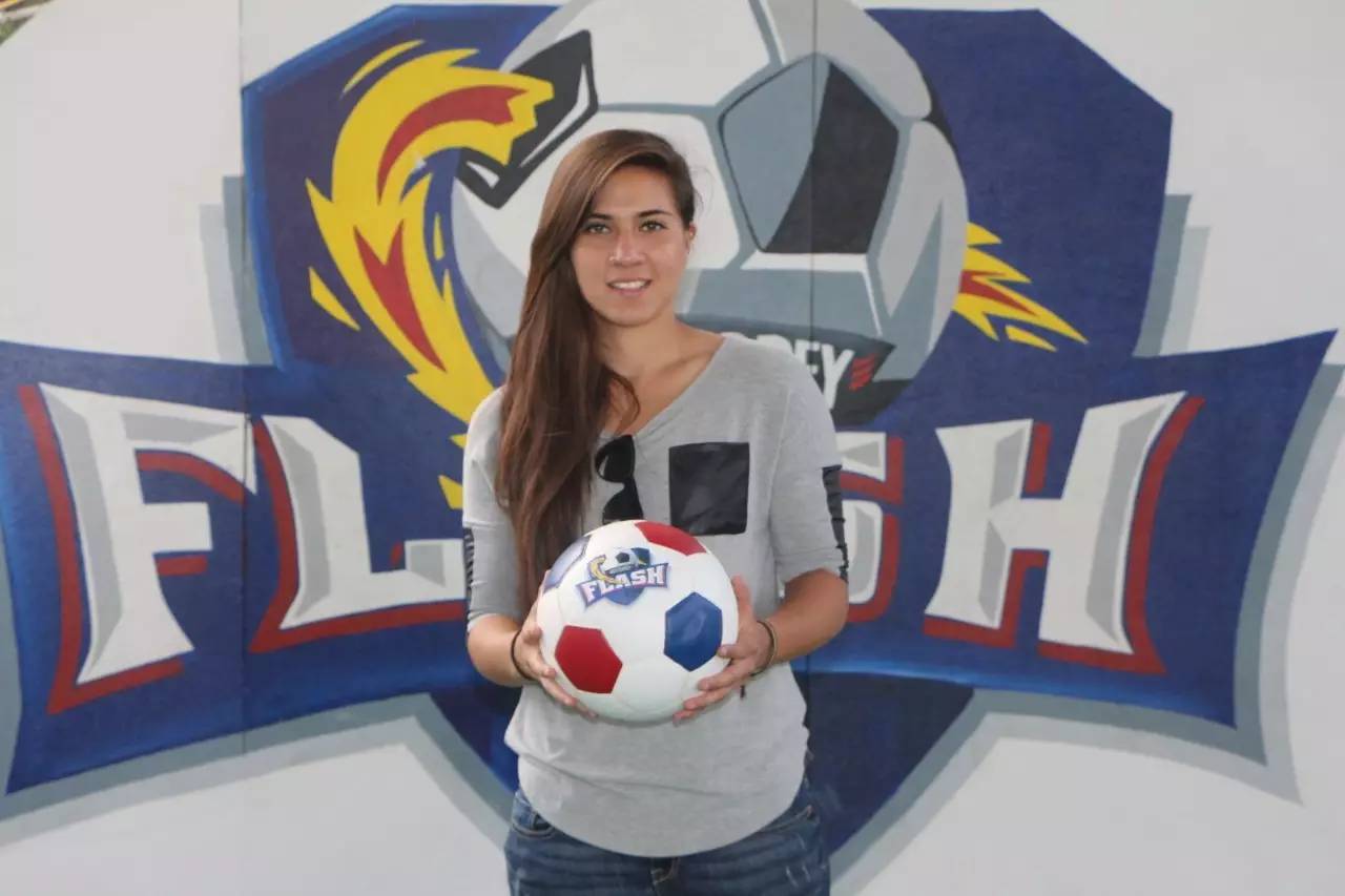 听说~~~~足球场和女神很配哦