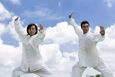 后仰可以改善驼背吗,后仰可以治颈椎病吗