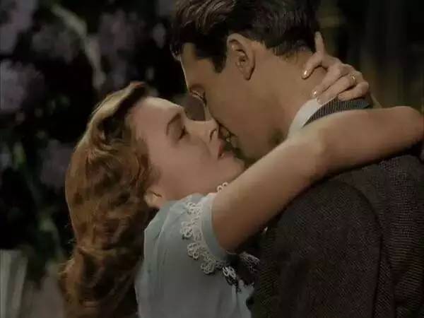 戳进来|为什么情侣接吻时，更喜欢把头往右边歪？