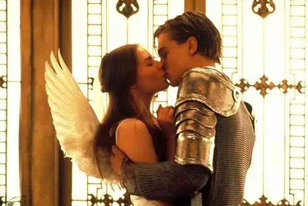 戳进来|为什么情侣接吻时，更喜欢把头往右边歪？