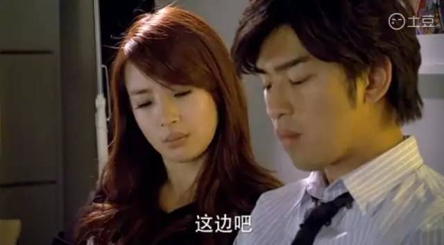 戳进来|为什么情侣接吻时，更喜欢把头往右边歪？