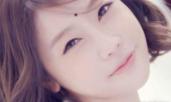 女人四个部位长痣一生富贵,相学中女人眼下长黑痣解法