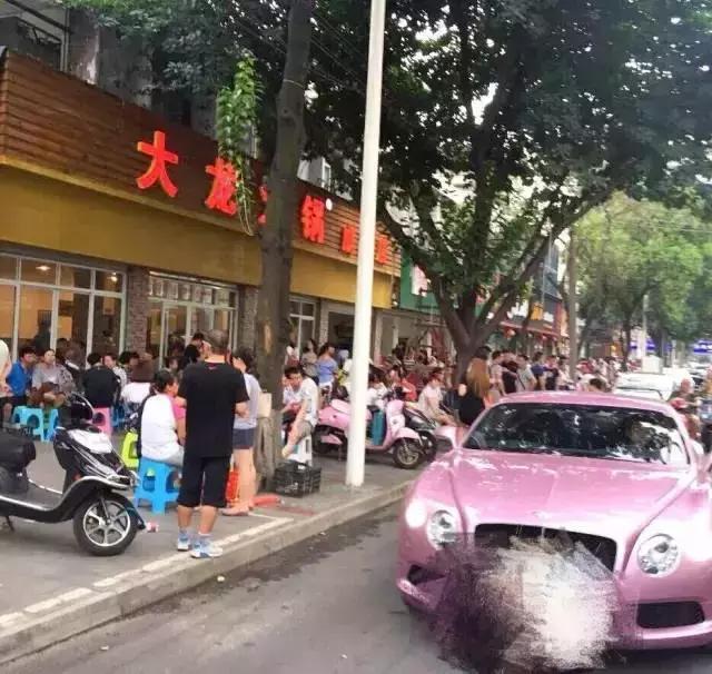 招牌都没有！开在厕所边！5家脏乱差的“黑店”门口却有一排豪车