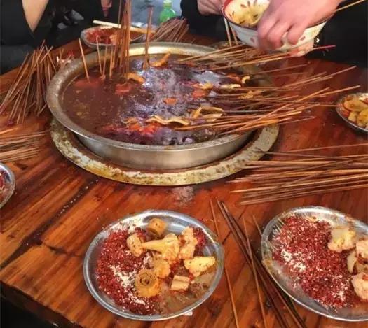 招牌都没有！开在厕所边！5家脏乱差的“黑店”门口却有一排豪车