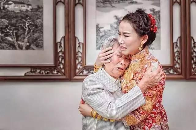 花了一个月工资拍婚纱照值得吗,拍一套婚纱照赚多少钱