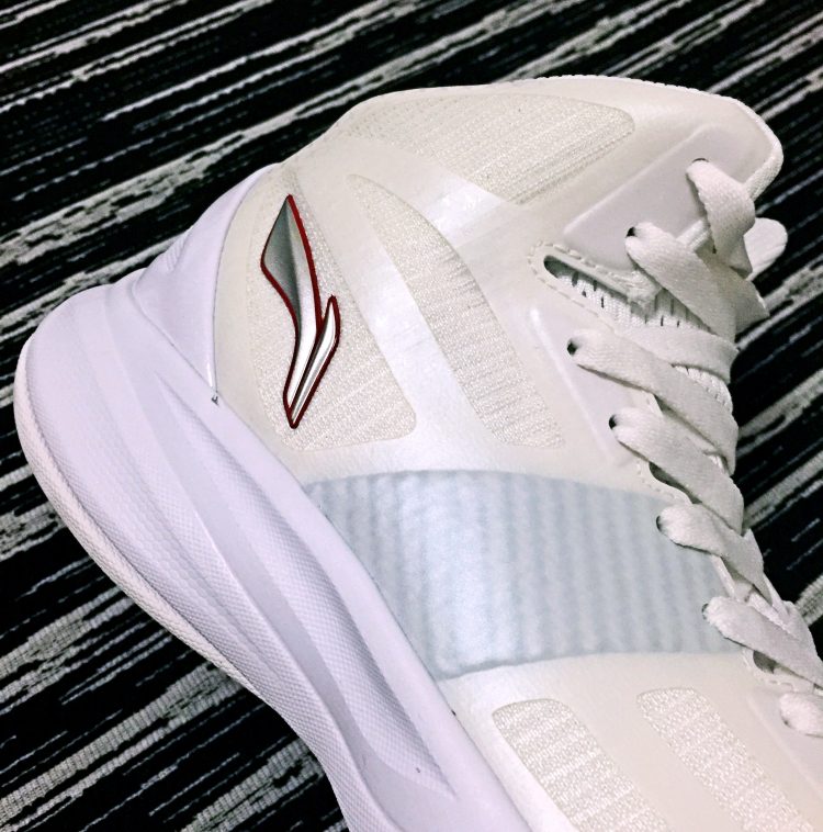 李宁超轻10球员版,李宁超轻11降价