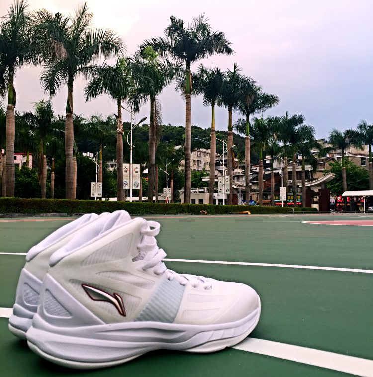 李宁超轻10球员版,李宁超轻11降价