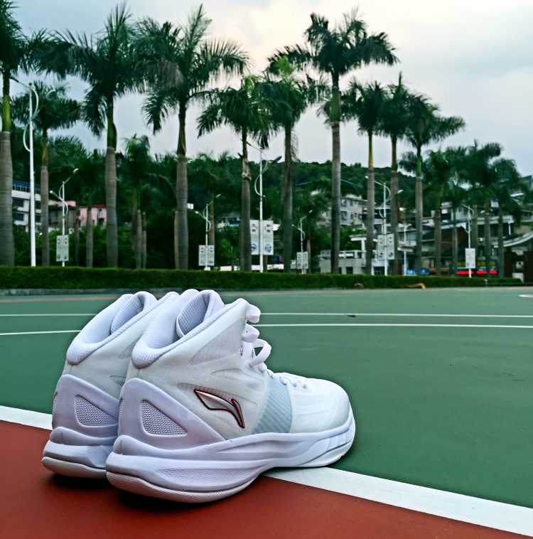 李宁超轻10球员版,李宁超轻11降价