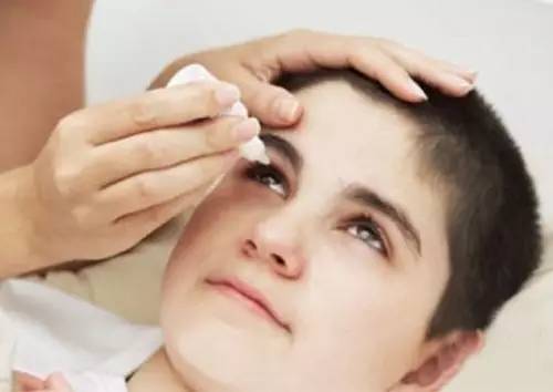 游泳眼睛红预防,游泳后点眼药水预防眼病对吗