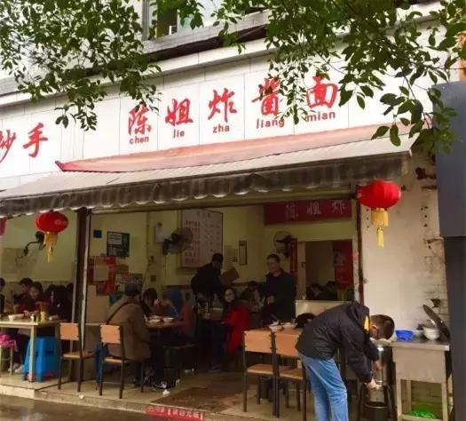 招牌都没有！开在厕所边！5家脏乱差的“黑店”门口却有一排豪车