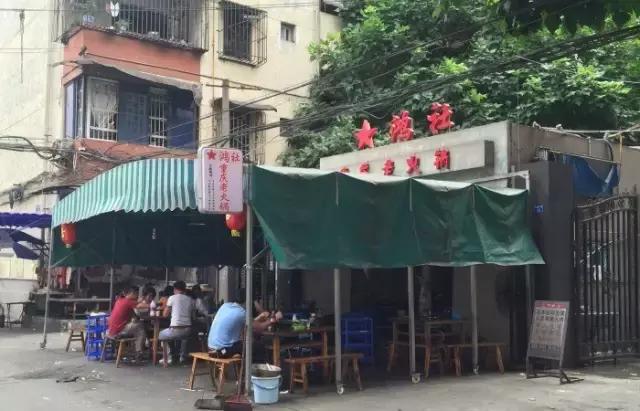 招牌都没有！开在厕所边！5家脏乱差的“黑店”门口却有一排豪车