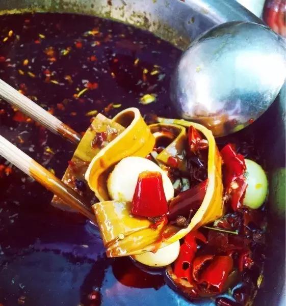 招牌都没有！开在厕所边！5家脏乱差的“黑店”门口却有一排豪车